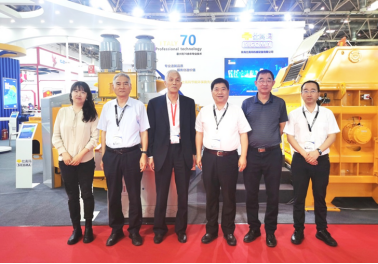 Delegation reviewing SICOMA mixing technology